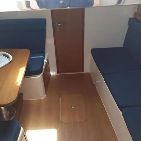 - Boat And Breakfast 