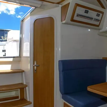 - Boat And Breakfast 