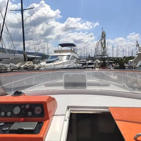 - Boat And Breakfast 