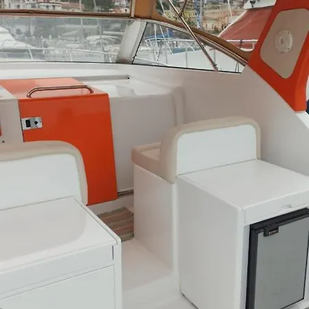 - Boat And Breakfast 