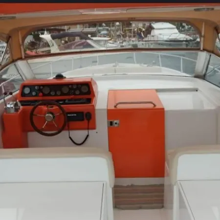 - Boat And Breakfast 